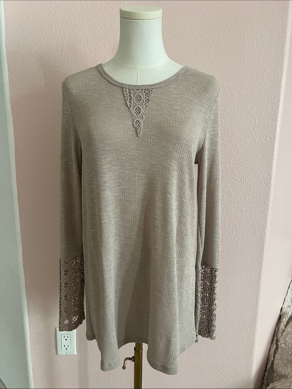 Doe & Rae Beige/Taupe Lace-Trim Long Sleeve Knit Tunic Top
